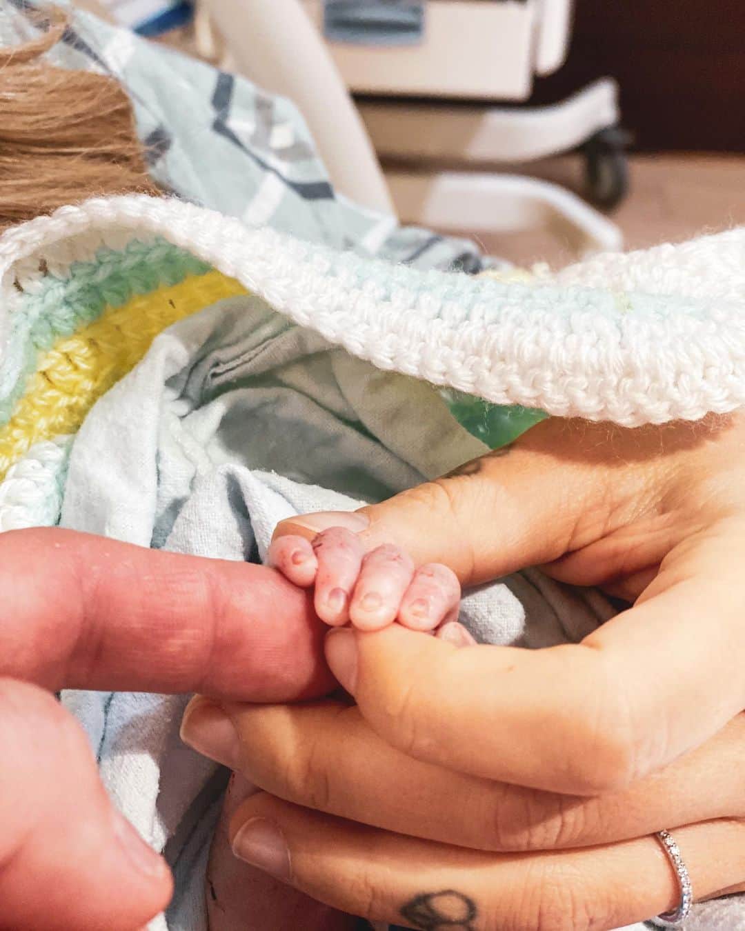 クリスティーナ・ペリーのインスタグラム：「last night we lost our baby girl. she was born silent after fighting so hard to make it to our world. she is at peace now and will live forever in our hearts🤍」