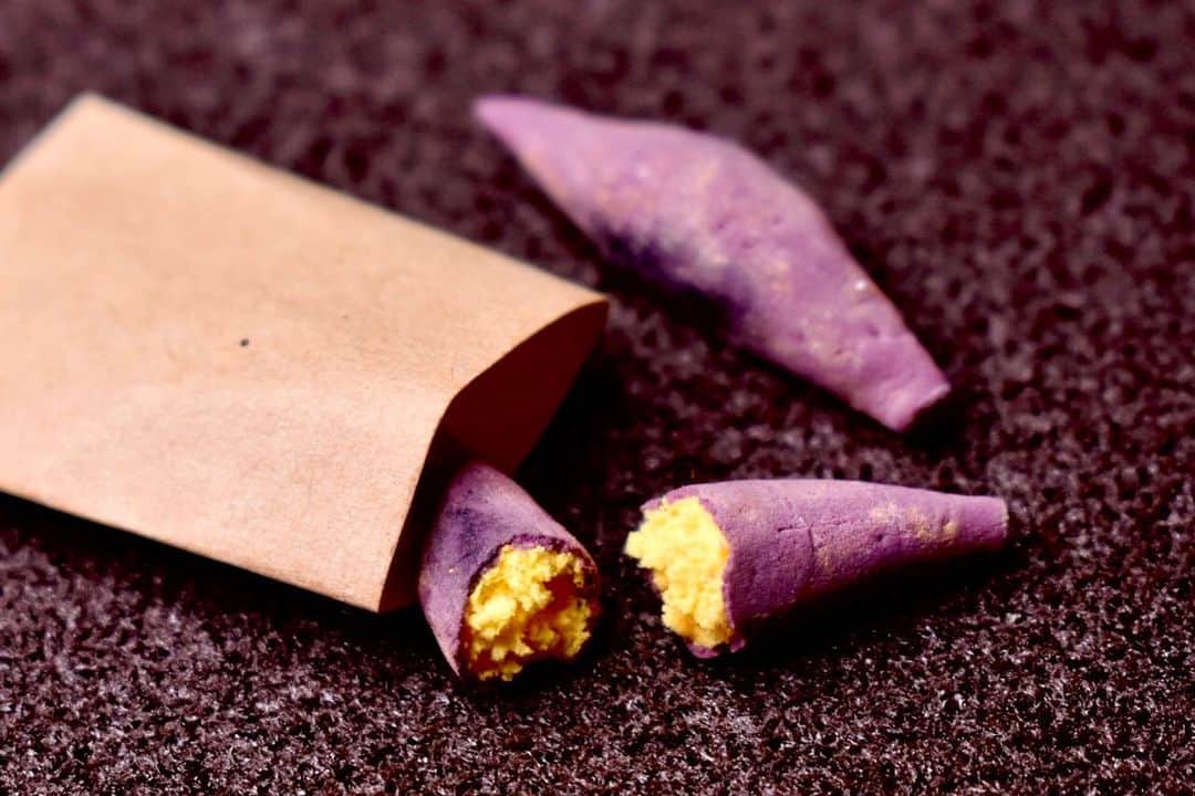 岡田ひとみ（ねんドル）さんのインスタグラム写真 - (岡田ひとみ（ねんドル）Instagram)「子ども向けねんどの限界に挑戦6  baked sweet potato 20mm Lightweight clay, Watercolor  軽量ねんど『オー！ねんど』で制作した焼き芋。 寒い冬にはホクホク、あつあつ。  #miniaturefood #miniaturesweets #clay #clayart #ohnendo #nendol #hitomiokada #ミニチュアスイーツ #ミニチュアフード #フェイクスイーツ #ショートケーキ #ねんど #ねんドル #おねんどお姉さん #オーねんど」11月25日 12時52分 - hitomi_nendol