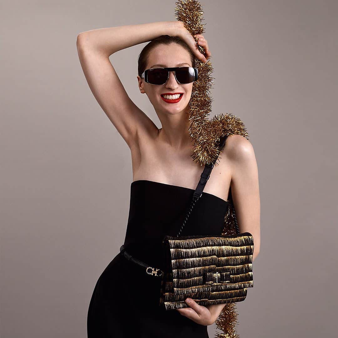 サルヴァトーレ・フェラガモのインスタグラム：「‘Tis the season to be jolly. The #FerragamoHoliday campaign reflects the delightful festive narrative of getting together with loved ones to prepare for the holidays, in choosing which gifts to give, and in wishing for those you might receive. Discover the gift guide through the link in bio #UnwrappingJoy」