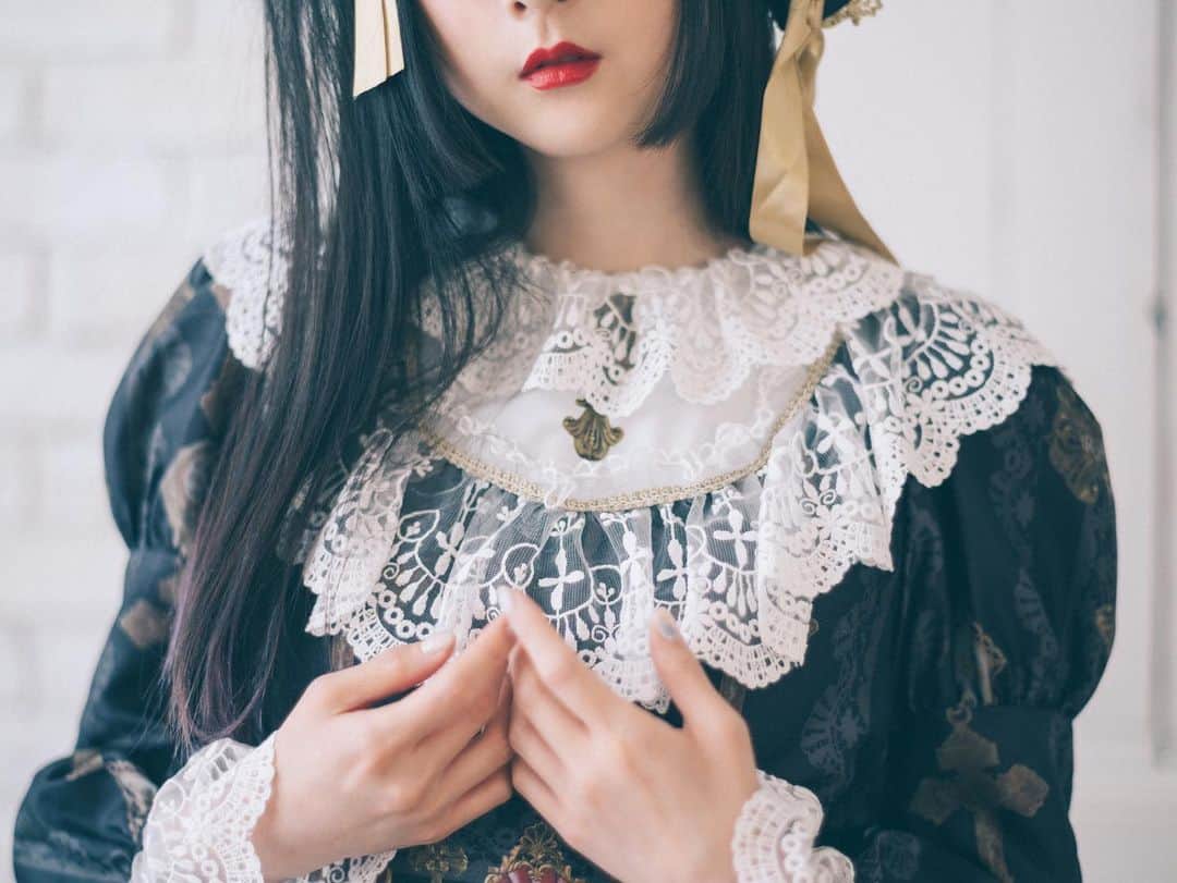 のインスタグラム：「🖤 for @lepanier_official magazine wearing @royalprincessalice // 📸photography by @takumishinoda . . #rinrindoll #japan #tokyo #harajuku #japanesefashion #tokyofashion #harajukufashion #東京 #コーデ #今日のコーデ #lolitafashion #ロリータ #ロリータファッション #royalaliceprincess #lepaniermagazine #秋コーデ #秋ロリータ #autumnootd #ootd #autumnlolita」