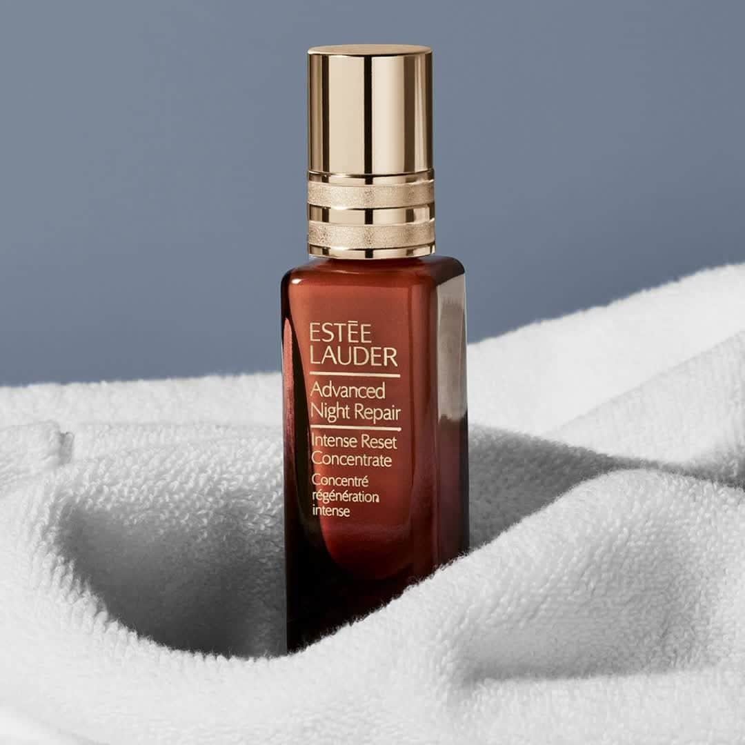 のインスタグラム：「#PressResetTonight on stressed out skin with #AdvancedNightRepair Intense Reset Concentrate! It reduces the look of irritation and redness in just one hour (‼️). Tap to shop now.」