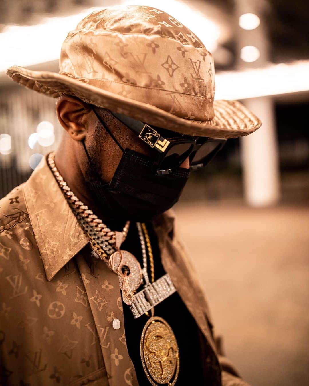 ファボラスのインスタグラム：「Deep in the game like Jumanji.. 🕹 Bucket Hat, silky shirt.. blowing like a palm tree... 👔 🌴  Lookin like a Millionaire, these Louis Vuitton G... 🕶  Big drip, Big bag.. nigga do the laundry!! 💧 💰   #CaptionBars #WroteARapForMyCaptionNowItsARaption  #Aruba #BdayTrip2020」
