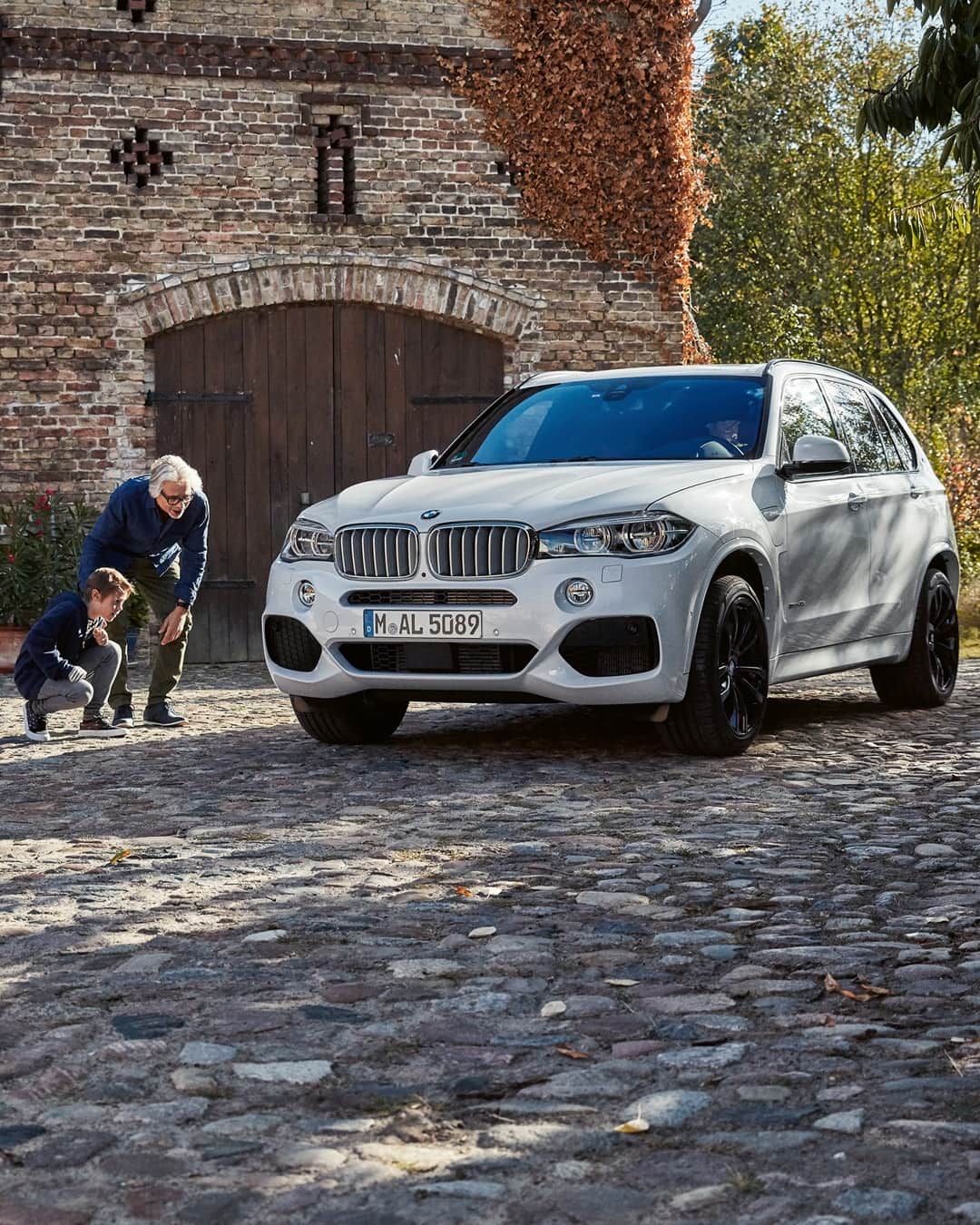 BMWのインスタグラム：「Keeping it in the family. The third generation of the BMW X5. #BMW #X5」