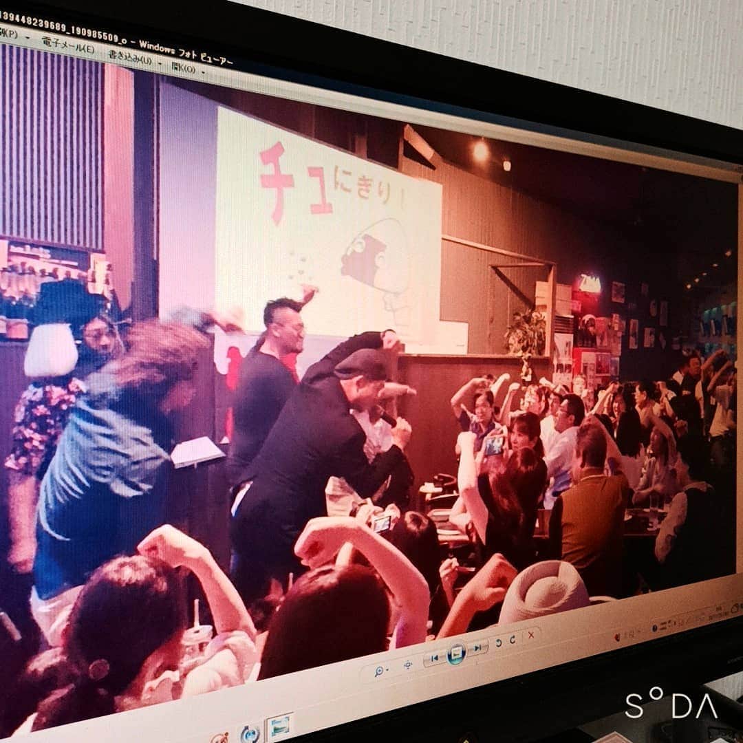 松本隆博のインスタグラム：「。 夜中突然起きて、資料作り をしてしまいます。 中止の可能性のあるもの でも当然に魂込めて真剣、 作ります。 昔の写真を見つけては観て しまいます。 コロナ以前は当たり前に 出来ていた事がことごとく 中止に追いやられ、なかなか 未来がみえないですが、、 月並みやけどさ…… 早く終息してくれてさ、 また日本中を走り回って やりたいさ～♥(~_~)  ～人生遊歩道～」
