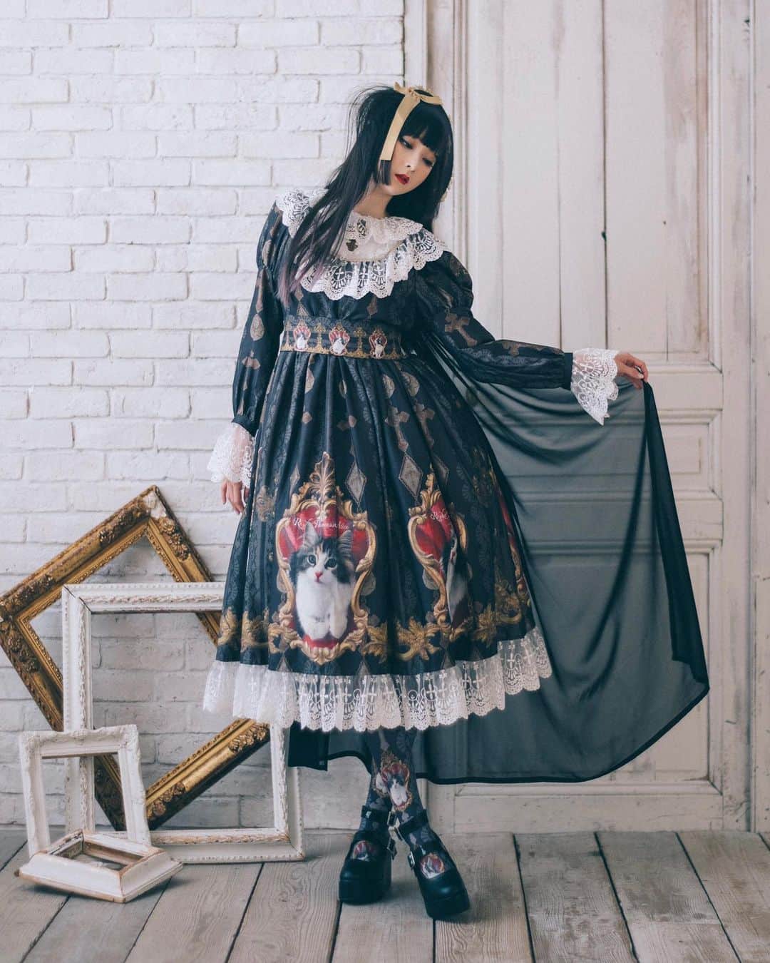 のインスタグラム：「Cats 🖤🐈 for @lepanier_official magazine wearing @royalprincessalice // 📸photography by @takumishinoda . . #rinrindoll #japan #tokyo #harajuku #japanesefashion #tokyofashion #harajukufashion #東京 #コーデ #今日のコーデ #lolitafashion #ロリータ #ロリータファッション #royalaliceprincess #lepaniermagazine #秋コーデ #秋ロリータ #autumnootd #ootd #autumnlolita」