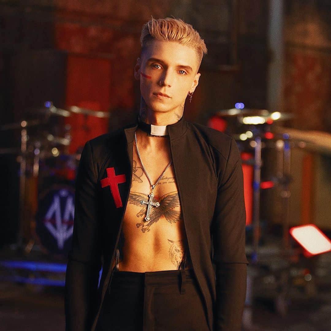 アンディー・ビアーザックのインスタグラム：「Thank you so much BVB Army for making “Scarlet Cross” the number 4 song on the Billboard Hard Rock Sales Charts! Your constant support and passion for the band is incredible and we cannot wait for you to hear #ThePhantomTomorrow ❌🖤 📷: @joshuashultz」
