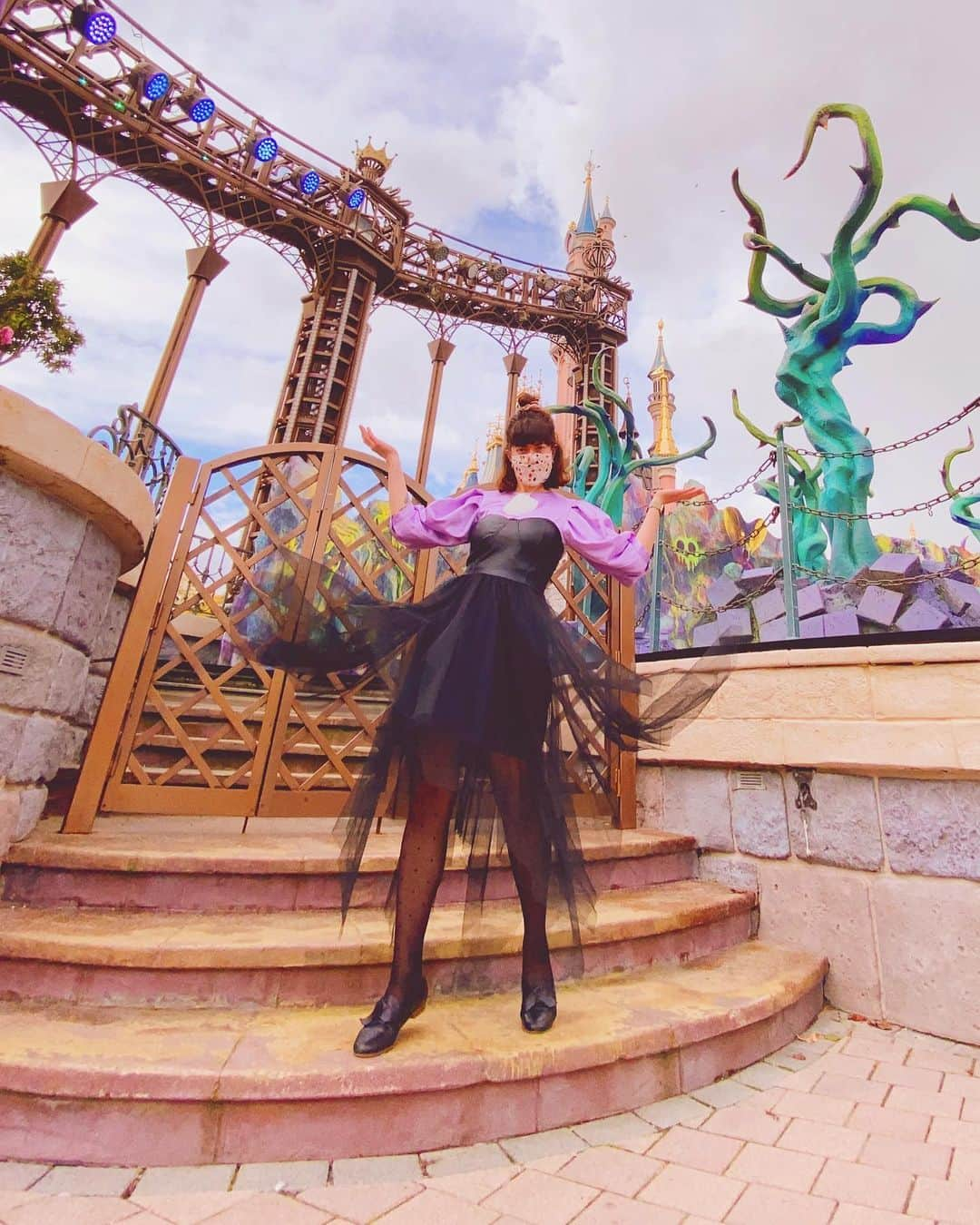 Angélineのインスタグラム：「Parce qu’il était temps que je vous montre mon dernier #disneybound : Ursula 🐚🐙 Je suis toujours tellement contente de les imaginer et surtout de les porter dans le parc... Ma petite récompense c’est lorsqu’un CastMember le reconnaît et me complimente 💃🏻 ——— #carnettoujoursadisney」