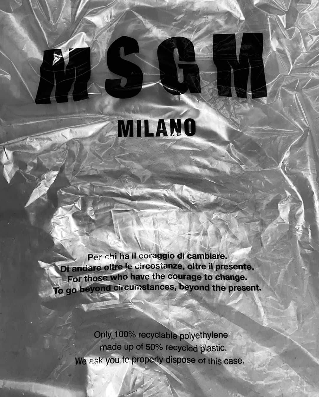 マッシモ・ジョルジェッティーさんのインスタグラム写真 - (マッシモ・ジョルジェッティーInstagram)「08:25pm... 20:25pm... @MSGM NEW SUSTAINABLE PACKAGING IS HERE ♻️🖤♻️」11月25日 4時31分 - massimogiorgetti