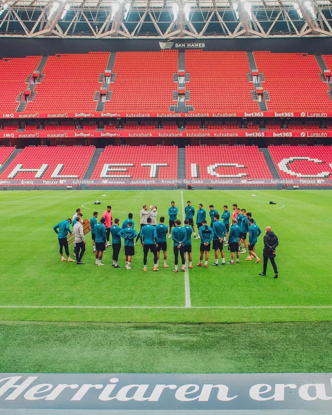 イバイ・ゴメスのインスタグラム：「¡PARTIDAZO el de ayer! Y nueva semana comenzada. ZORIONAK talde! 👏🏼 Aupa @athleticclub ! 🦁🔴⚪️」