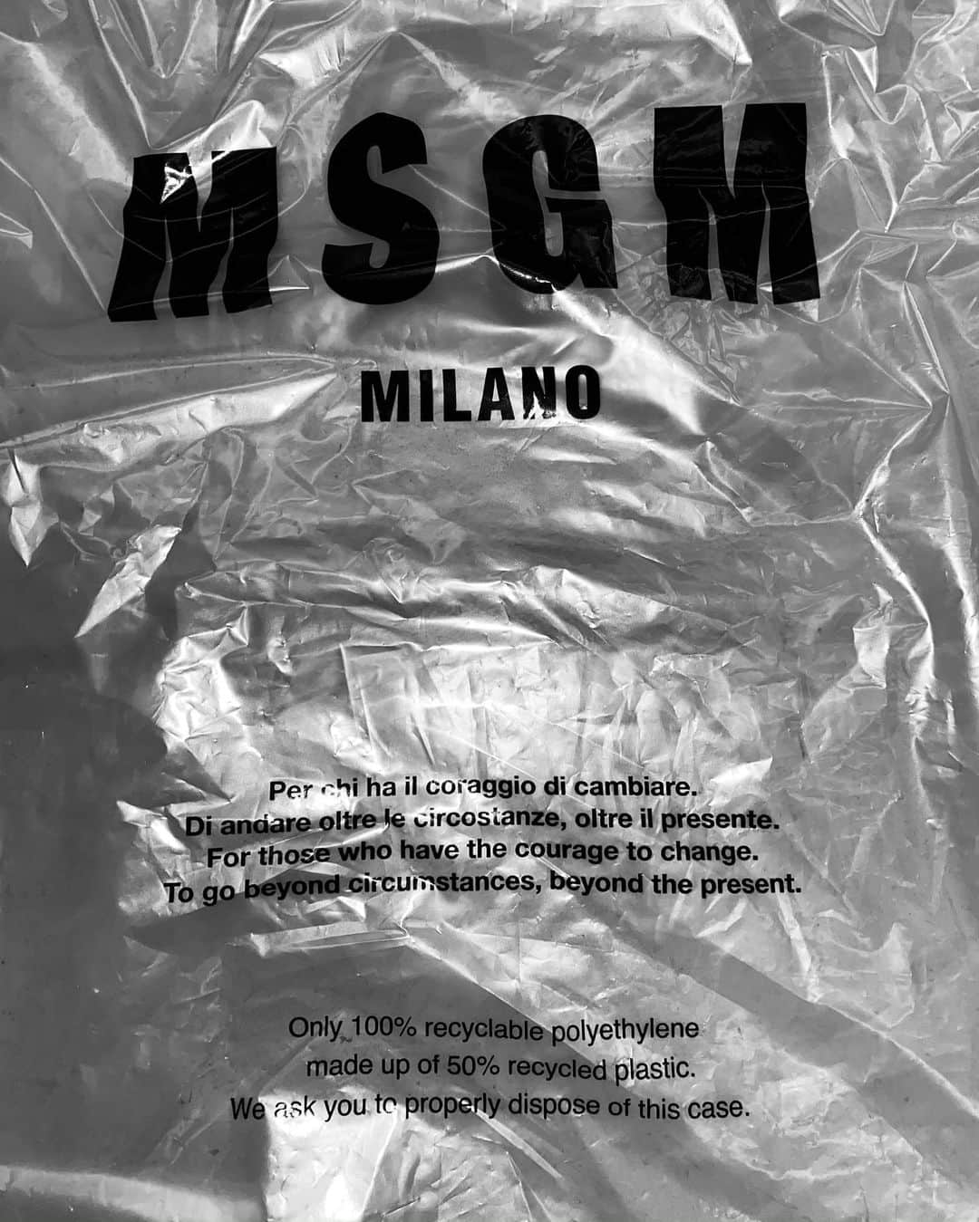 マッシモ・ジョルジェッティーさんのインスタグラム写真 - (マッシモ・ジョルジェッティーInstagram)「08:25pm... @MSGM NEW 100% SUSTAINABLE PACKAGING IS HERE ♻️🖤♻️」11月25日 4時27分 - massimogiorgetti