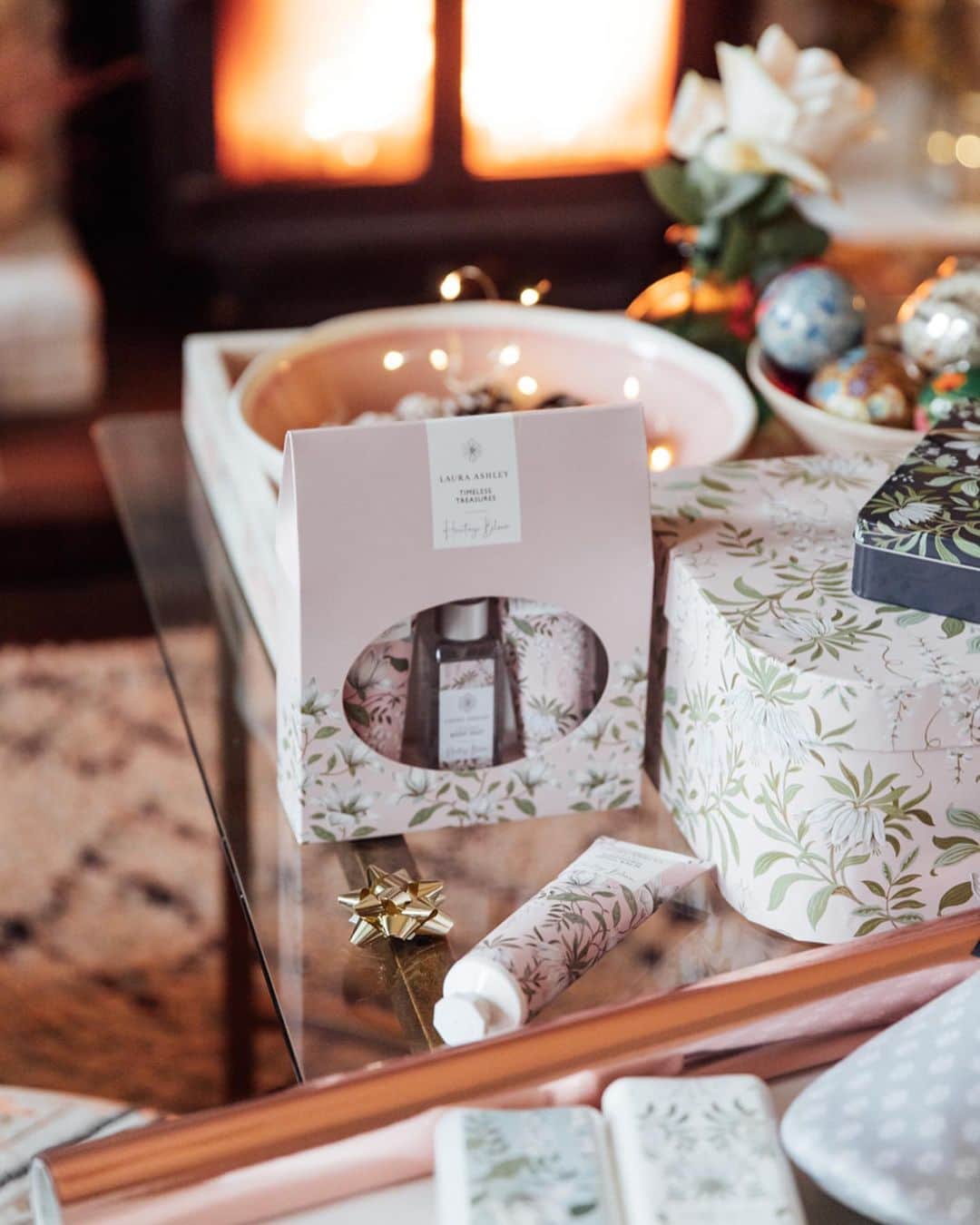 ローラアシュレイのインスタグラム：「Stunning Christmas gifts, designed to delight.   @MonicaBeatrice beautifully captures the luxurious touch of our Christmas Gifting range.  Available at @BootsUK, discover the collection that features delicate floral prints from the Laura Ashely archive across a range of gifts.」