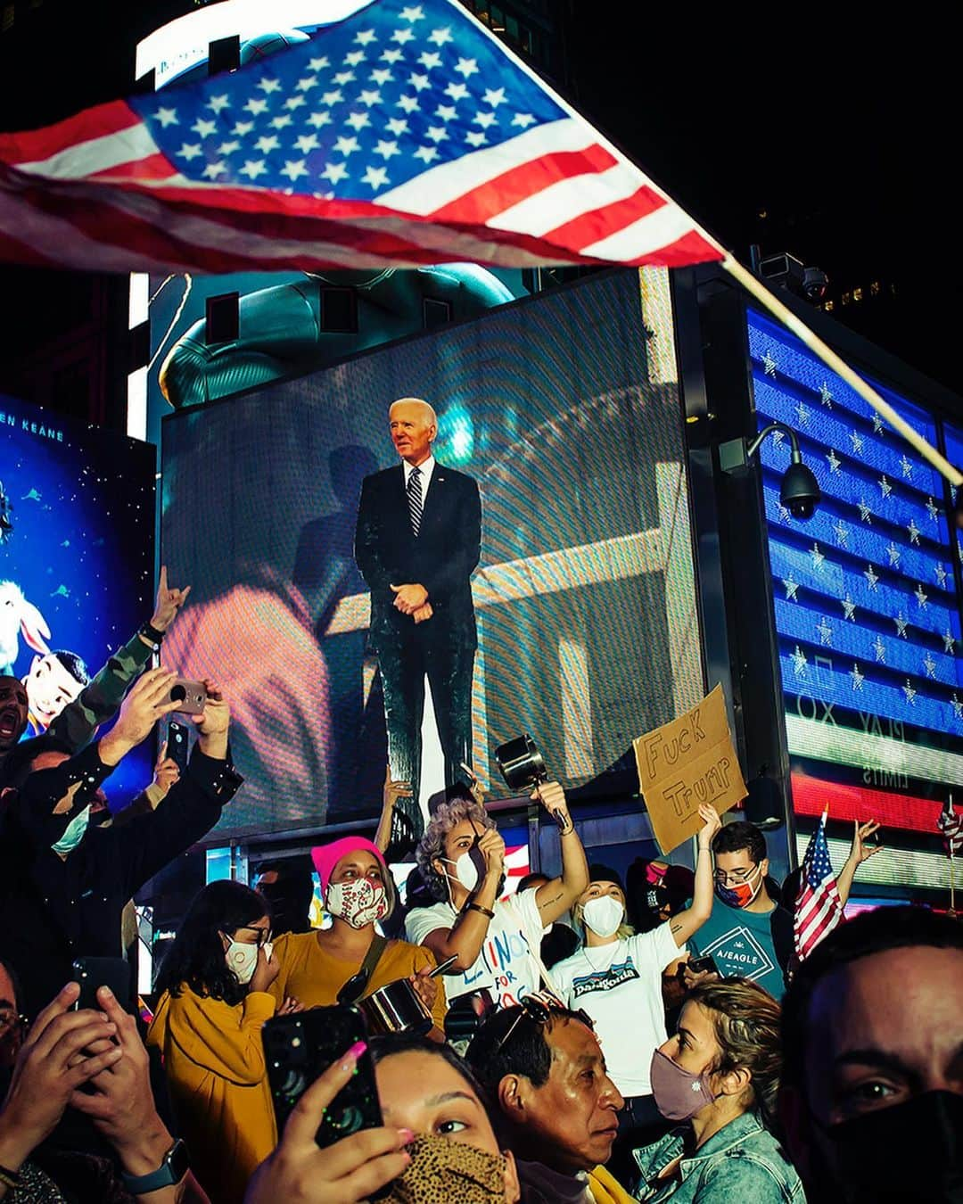 ナショナルジオグラフィックさんのインスタグラム写真 - (ナショナルジオグラフィックInstagram)「Photos by @dina_litovsky / When Joe Biden was announced as President-elect on November 7, I went out to capture the mood on the streets of New York City. The whole city seemed to be intoxicated by the victory, full of happy noise—cars honking, people singing and laughing. I witnessed the pent-up frustration of the past four years explode into a wave of joyful optimism. For more images, follow me @dina_litovsky.」11月25日 4時37分 - natgeo