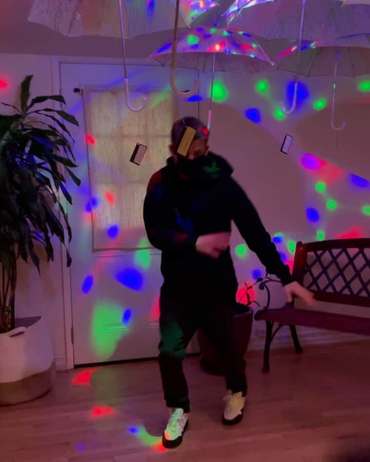 ロブ・ディアデックのインスタグラム：「You invite this dad to your pre school to showcase your North American Multicultural work you better believe he’s bringing the dance moves with him.」