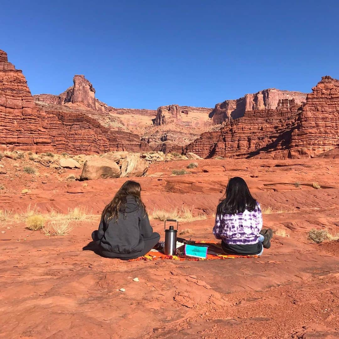 レイチェルロイさんのインスタグラム写真 - (レイチェルロイInstagram)「Picnic Perfection 🦖 The most beautiful lunch of our lives🥖🧀🍶  #canyonlandsnationalpark  #rachelroy #backcountry #southernutah #moabutah」11月25日 4時54分 - rachel_roy