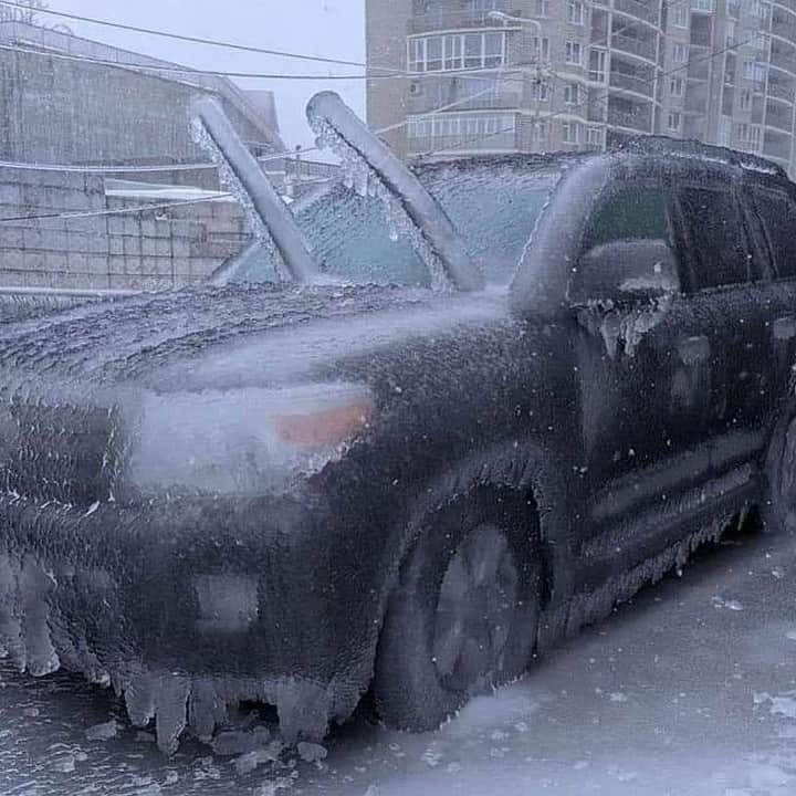 Discover Earthさんのインスタグラム写真 - (Discover EarthInstagram)「Looks like it's getting really cold in Vladivostok !  "Aftermath of freezing rain in #Vladivostok, #Russia (November 19). Freezing rain is a type of liquid precipitation that strikes a cold surface, and freezes almost instantly. Very often, precipitation first falls from a cloud as snow (when it is cold enough high up where the cloud is). If it falls through warmer air before reaching the ground, it can melt and turn to rain droplets. On rare occasions, if it then falls through cold air again just before hitting the ground, the droplets can become ‘supercooled’ and this means that they are still falling in liquid form, even though their temperature has fallen below zero. When this ‘supercooled’ droplet hits the ground (which is below zero too) it spreads out a little on landing, and then instantly freezes. The resulting ice, called glaze ice, can accumulate to a thickness of several centimeters and cover all exposed surfaces."  🇷🇺 #discoverRussia with @geomorphological_landscapes   . . . .  #vladivostok  #vl  #vdk  #freezing  #winter  #cold  #snow  #nature  #ice  #photography  #frozen  #coldweather  #love  #travel  #instadaily  #photooftheday  #coldday  #rain  #rainyday」11月25日 5時00分 - discoverearth