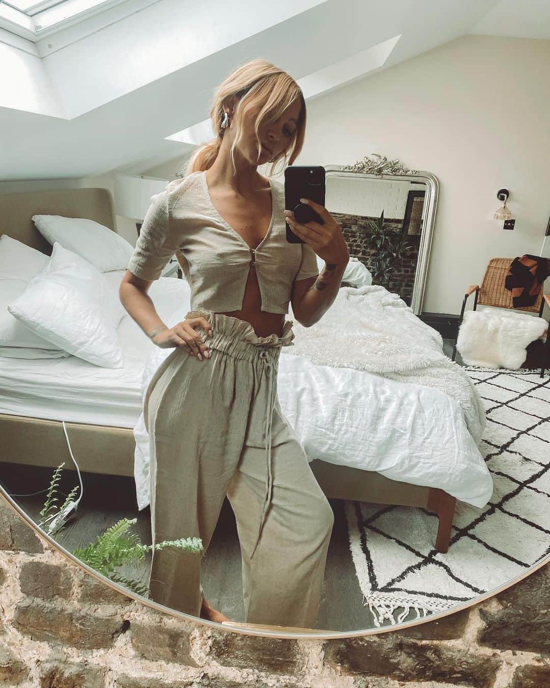 ルー・ティーズデールのインスタグラム：「Set @majorelle_collection @revolve 🦦」