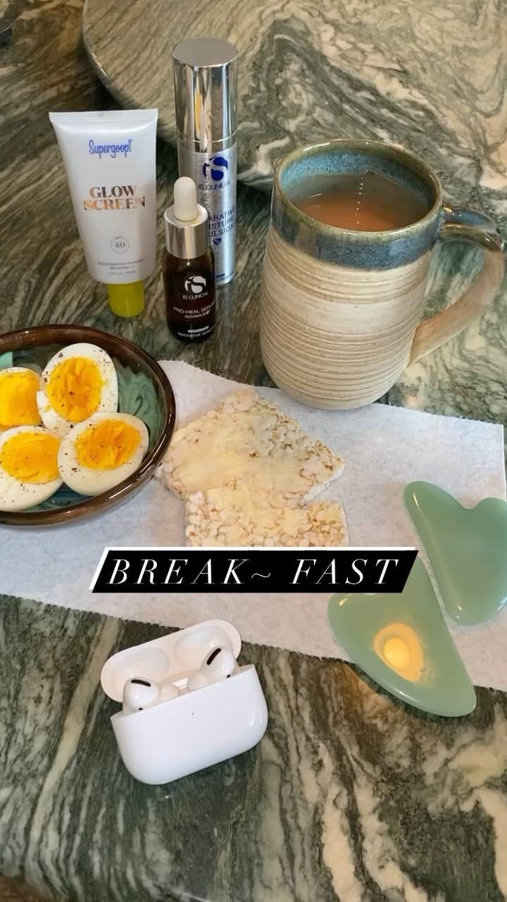 JO BAKERのインスタグラム：「M U L T I • T A S K  7:55am ....had real good intentions before I zoomed with @isamayaffrench @rubyhammer @reaannsilva @lisabutlermua for @camwib_ #womeninbusiness event  #cambridgeuniversity  ....clearly I’ve run out of bread !!! #jobakermakeupartist  Thank you for including me @cambridgeuniversity  #🇬🇧」