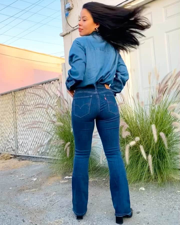 シエラ・ラミレスのインスタグラム：「I mean does denim get any better? #holidaygiftforme #treatyoself 👖🤍@levis @kohls #liveinlevis #ad」