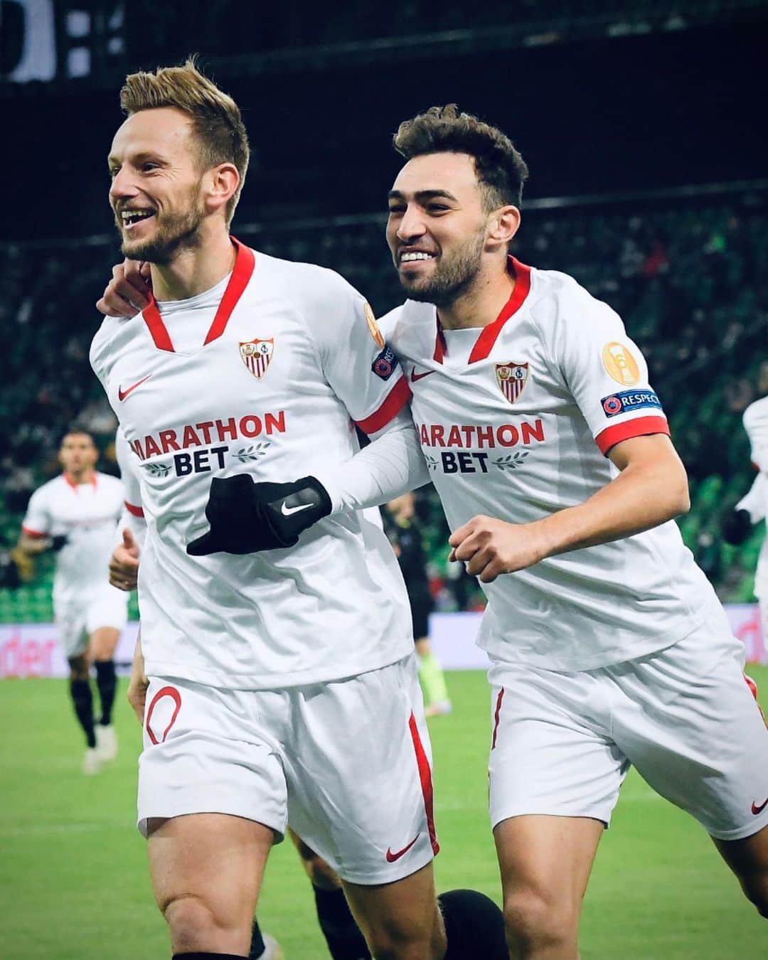 イヴァン・ラキティッチのインスタグラム：「Octavos!!! Inmenso esfuerzo de todo el equipo! Feliz por victoria y por contribuir a ella con un gol! 🙋🏼‍♂️⚽️⚪️🔴 #VamosMiSevilla #NuncaTeRindas @munirhaddadi @sevillafc」