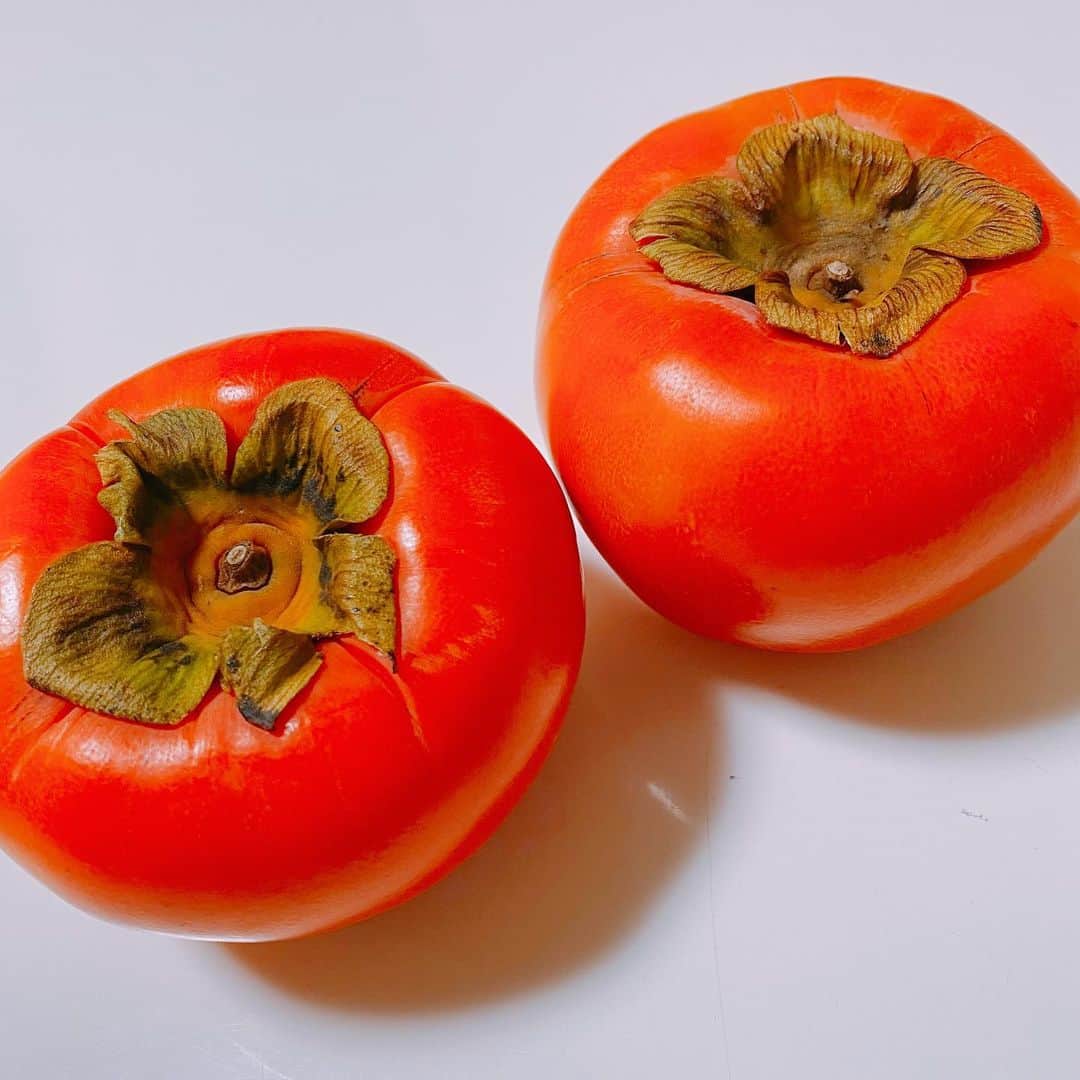 坂東亀三郎さんのインスタグラム写真 - (坂東亀三郎Instagram)「おはようございます。﻿ ﻿ ﻿ 柿。﻿ ﻿ 僕は﻿ ﻿ 硬めの柿を美味しく食べたいタイプです！﻿ ﻿ 完熟した柔らかい柿をスプーンで食べるのが好きってタイプの方もいますよねぇー。﻿ ﻿ 皆さんはどちらが好みですか？﻿ ﻿ オススメの食べ方ってあります？﻿ ﻿ ﻿ ﻿ #柿﻿ #歌舞伎 #音羽屋 #歌舞伎役者﻿ #彦三郎 #坂東彦三郎 #九代目﻿ #otowayabando﻿ コメントはお気軽に📝﻿ ランダムに返信しまっせ✍️」11月25日 5時44分 - otowayabando