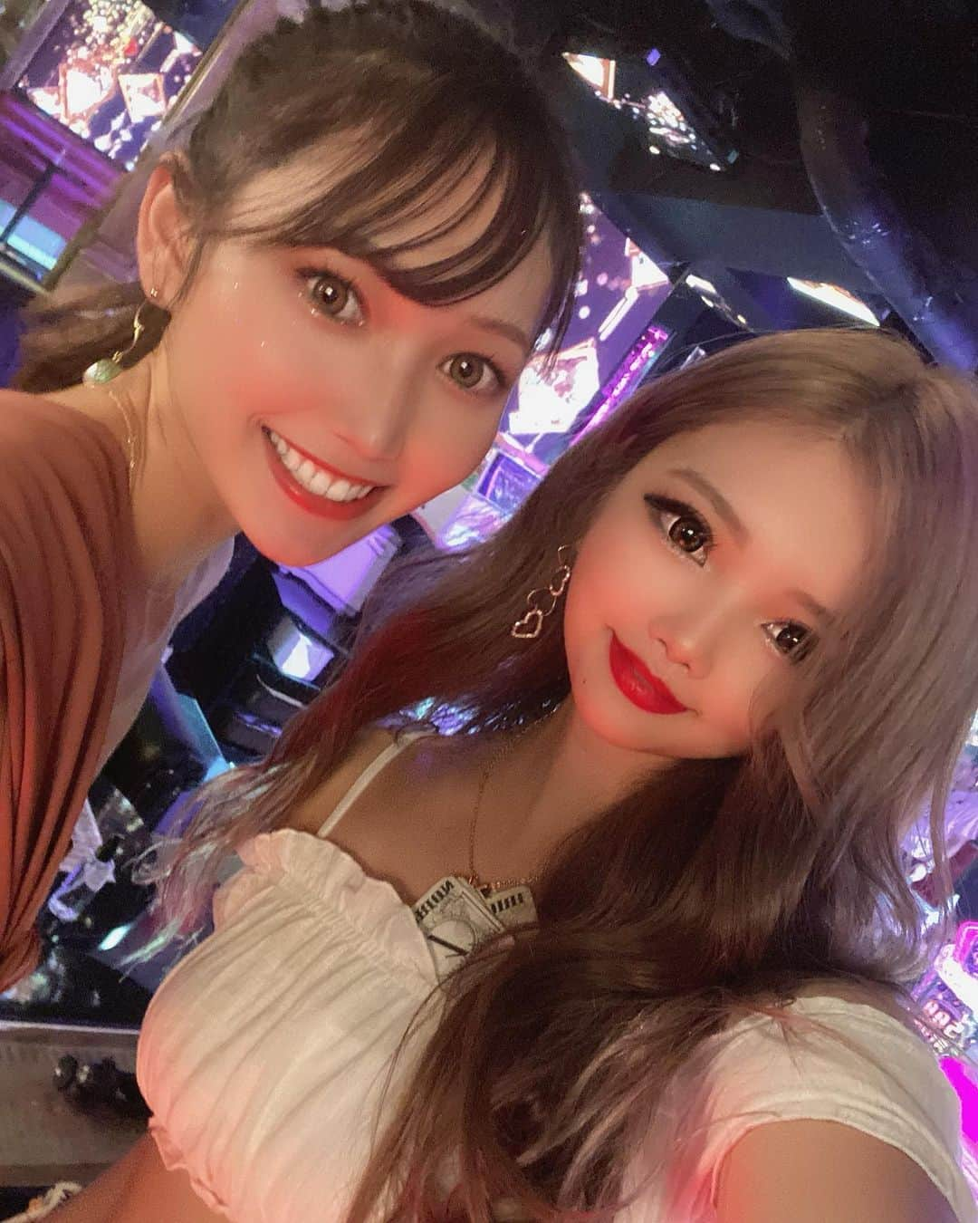 ゆうさんのインスタグラム写真 - (ゆうInstagram)「. すずちゃん❤ . 珍しく女の子と撮ってる写真たちでした🥰 普段自分から写真とろー！とか言えんから人との写真がほぼ無い(笑) . 右手のネイルかれこれ1ヶ月半以上放置してる気がするから変えて寝よう🤤 おやすみなさい🤤」11月25日 5時44分 - yuu_burlesque