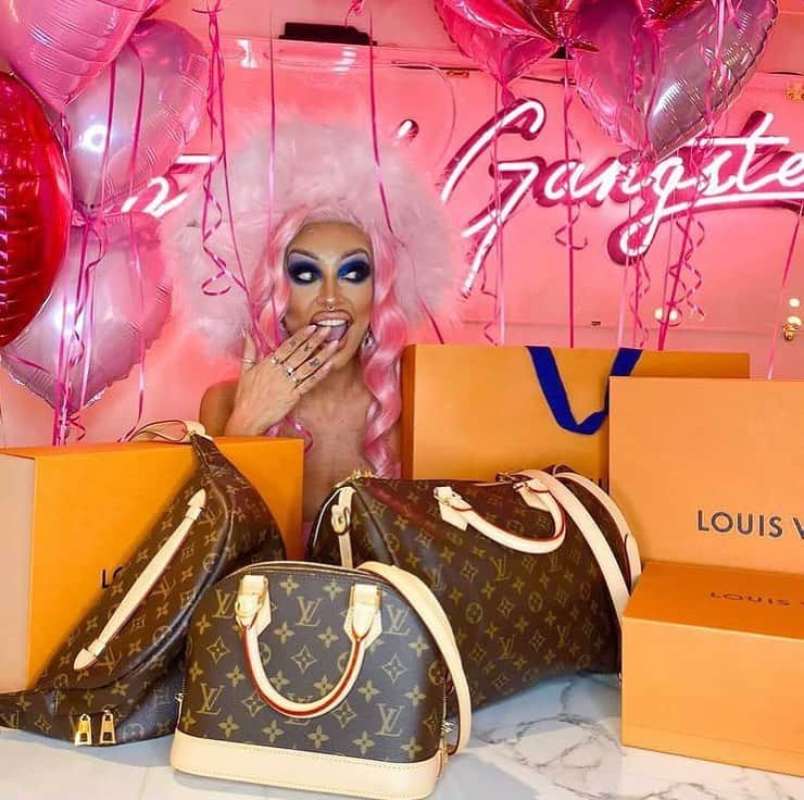 ヴィッキー・パティソンさんのインスタグラム写真 - (ヴィッキー・パティソンInstagram)「Listen up you lovely lot.... it is competition timeeeee!!!!   One lucky person is going to win THREE brand new iconic monogram print Louis Vuitton bags to celebrate the 2nd Anniversary of @the_lipstick_gangster Salon & Academy!!!   These little beauties have a combined value is £3270 and they could be yours- just Head over to @the_lipstick_gangster to enter!!! (Ps I am clearly going to enter myself aswell 😂🤣😍!)   Good luck gang!!!! 💕」11月25日 5時45分 - vickypattison