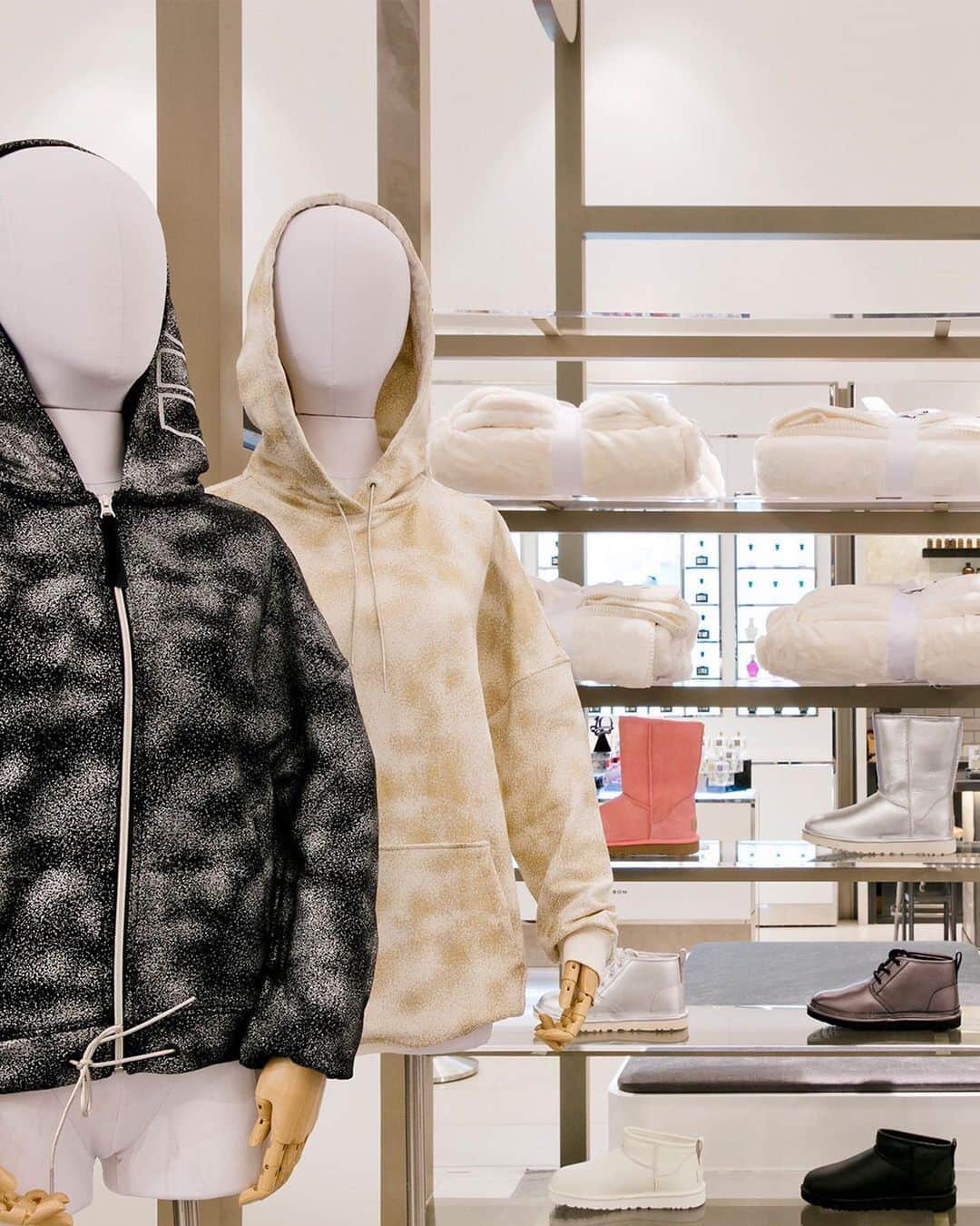 Nordstromさんのインスタグラム写真 - (NordstromInstagram)「Things are getting cozy at Center Stage in our #NordstromNYC store with a new and exclusive @ugg collection! These styles blend the effortlessness of California with New York City's sensibility—think signature UGG fleece with metallic touches and the classic boot reimagined in leather. Stop in and shop at Nordstrom NYC, selected stores and at Nordstrom.com. #stayNspired​」11月25日 6時07分 - nordstrom