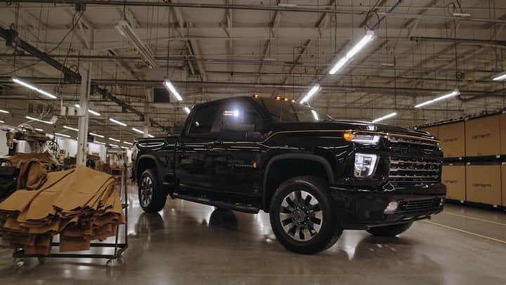 シボレーのインスタグラム：「Hard work never goes unnoticed. Introducing the #Silverado Carhartt Special Edition.」