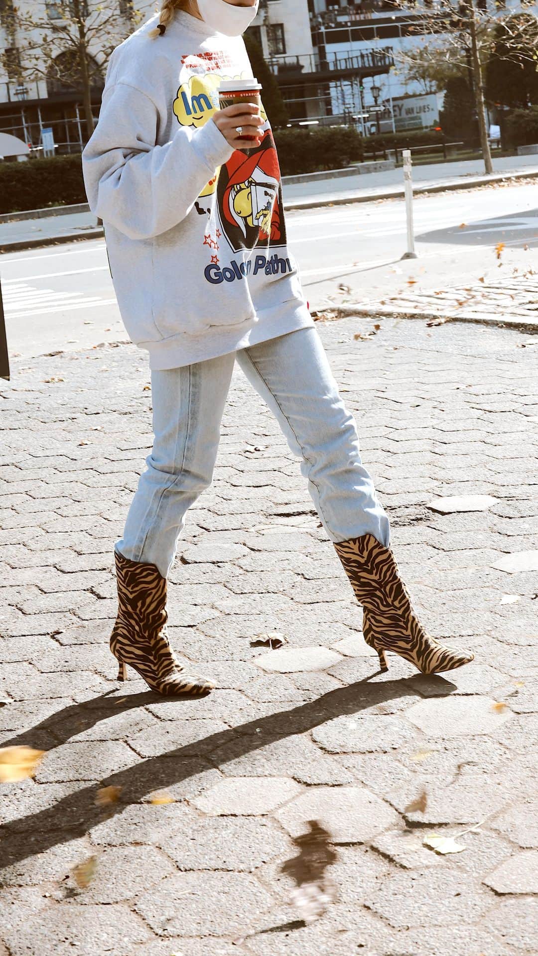 サムエデルマンのインスタグラム：「Coffee break in the LOLITA Shop the style now at www.SamEdelman.com  #SamEdelman #Fall2020」