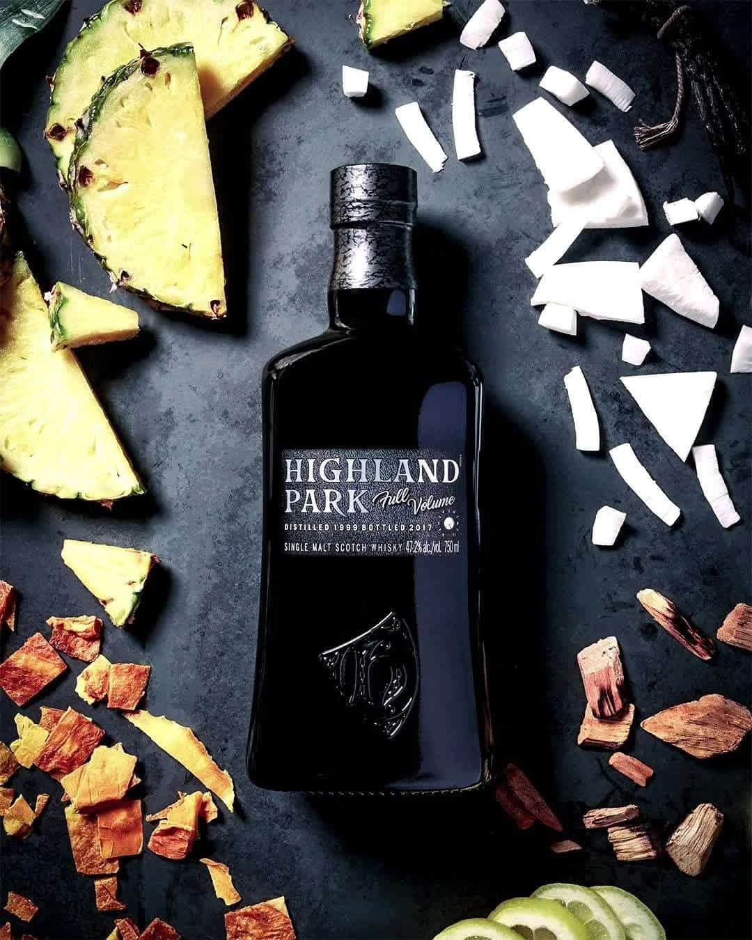 GILTのインスタグラム：「A great gift is like a great Scotch: distinctive, tasteful and well worth the investment. Shop our picks – including @highlandparkofficial fine whiskies – for the most discerning people on your list. Highland Park sponsored by @reservebarspirits. Link in bio.」