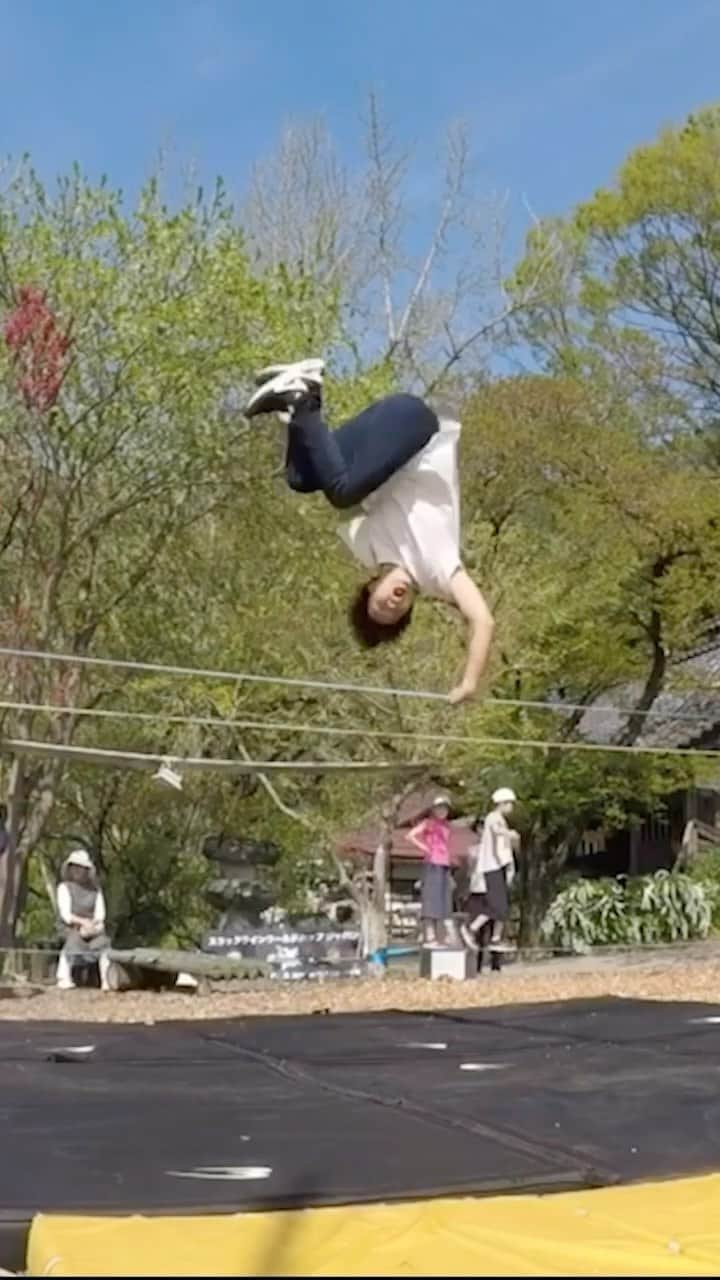 レッドブルのインスタグラム：「how does @gibbon_haruki make this look easy 🥴  who reckons they'd be good at this? 👀 👇  #redbull #givesyouwiiings #slackline #slacklining #balance」