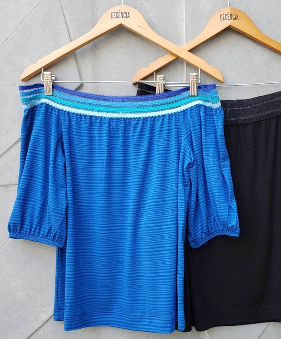 DECÊNCIAのインスタグラム：「O decote cigana valoriza o colo, além de ser delicado e super feminino! Conta pra gente: qual a sua preferida, azul ou preta?#decencia #plussizeatacado #modaplussize #plussize #modamineira」