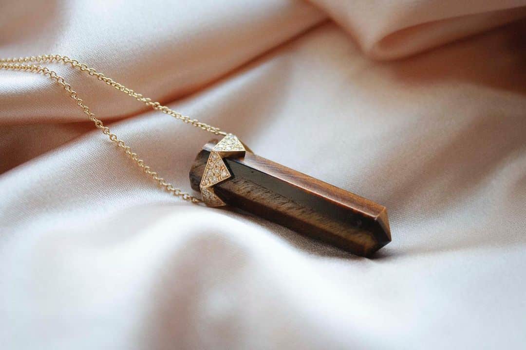 ウィンターケイトのインスタグラム：「Charged under the full moon and handcrafted in Los Angeles🌙 shop HOH Fine #tigerseye」