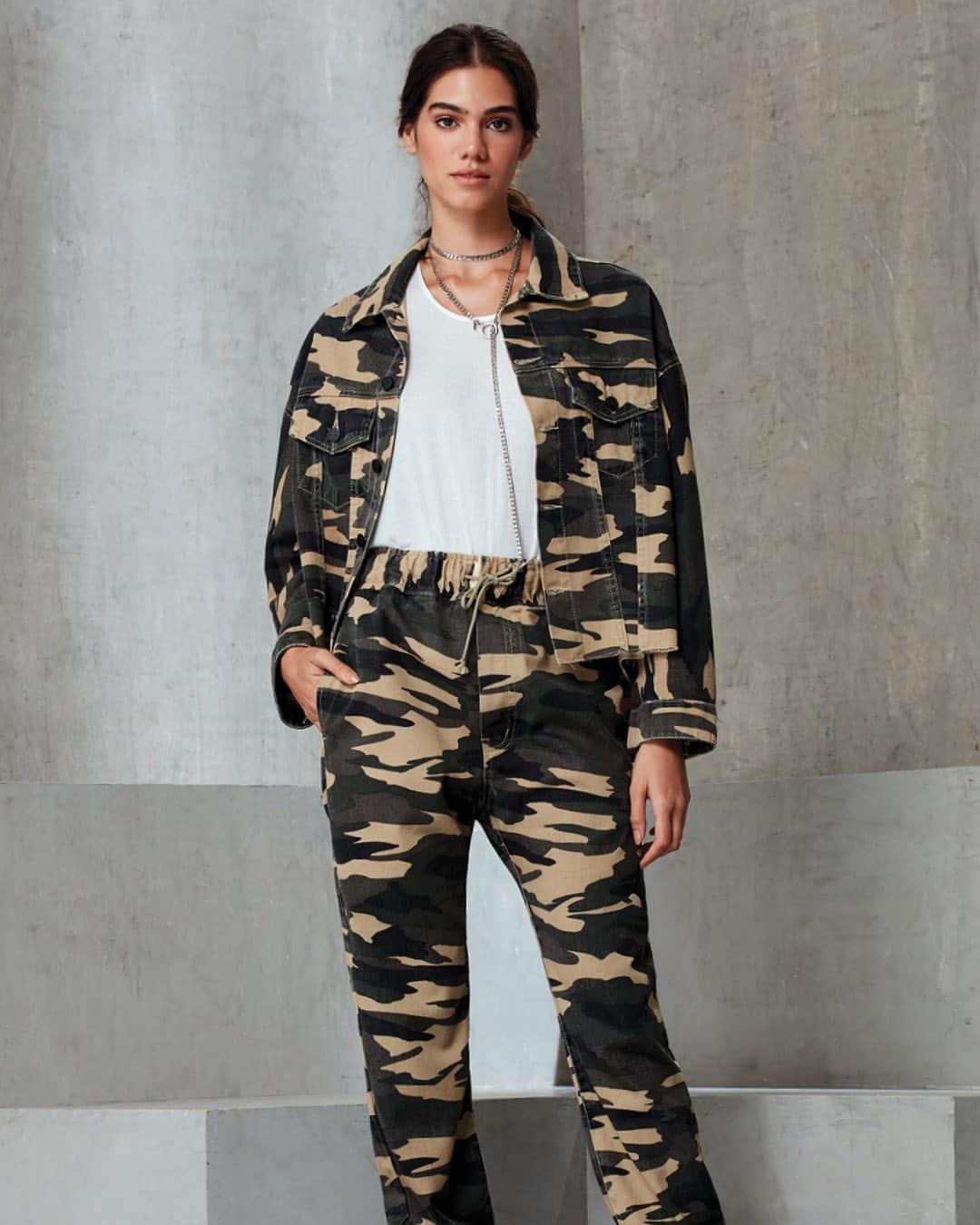 ロザ チャのインスタグラム：「GLAM FRIDAY: Camouflage ON! (Jaqueta ref.: 24.08.0296, Regata ref.: 12.03.3024 e Calça ref.: 18.08.5404) #rosacha #glamfriday」