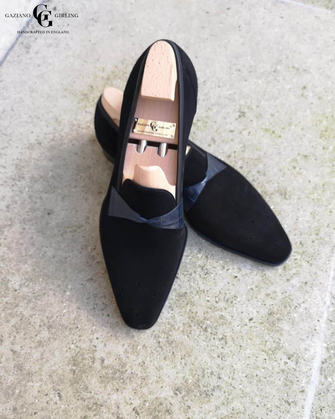 ガジアーノ&ガーリングのインスタグラム：「Toulouse in black suede with an alligator strap on the square deco last.」