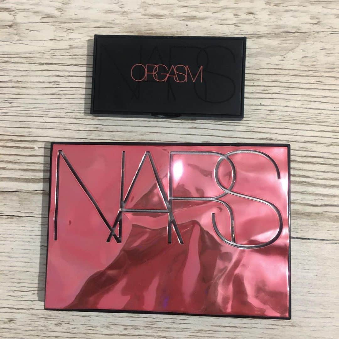 Yu-kiのインスタグラム：「最近は @narsissist のこの２つで顔が仕上がる💄チークパレットは春の限定だったけどロンドンにはまだ残っててお誕生日にみんなからもらった🥰ハイライトにも目にもマルチに使ってる、便利すぎ✨シャドウの右下とその隣のラメをまぶたの中央につけるのがマイブーム😎 ただどちらも発色が良すぎてどのくらいつけたらいいのかいつも迷う🙄#narscosmetics #nars」