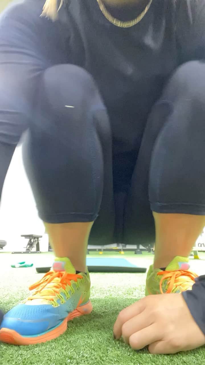 エビアン・クーのインスタグラム：「Here I am, getting back into the game👊🏼 @jesse_nicholson_ always pushing me to be better. It’s thanksgiving I know, make sure you all do your exercise too! DON’T STOP KEEP GOING！  また始めたよー本当にずっとやってないときつい。２ヶ月ぐらい全然 トレーニングしてなくて体やっぱり 弱くなってくるよね。また頑張るぞ 運動そんなにしない人は最初は軽めの運動からスタートしてちょっとずつ運動を増やしたりしないとやりたくなくなる。体にストレスと溜めないのが一番。コツはゆっくりそして楽しんでやる！」