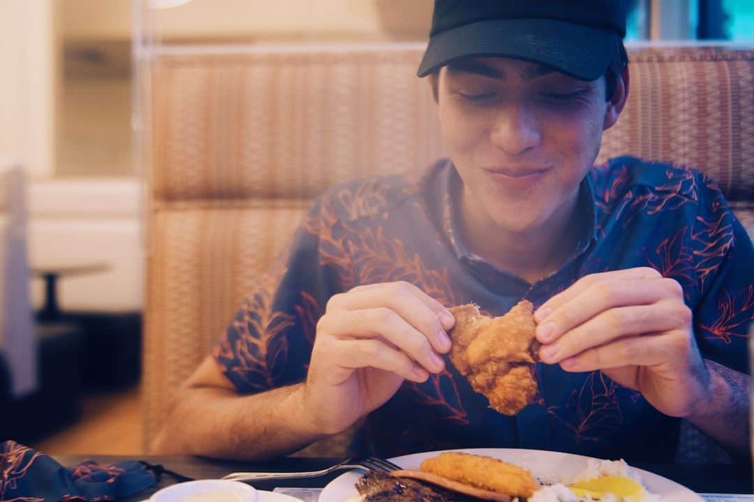 Zippy's Restaurantsのインスタグラム：「The face you make when you realize the Zippy’s x Ari South Hapawai Mask and Kaʻōpua Shirt go on sale in three days. Hit up Zippys.com on #BlackFriday!」
