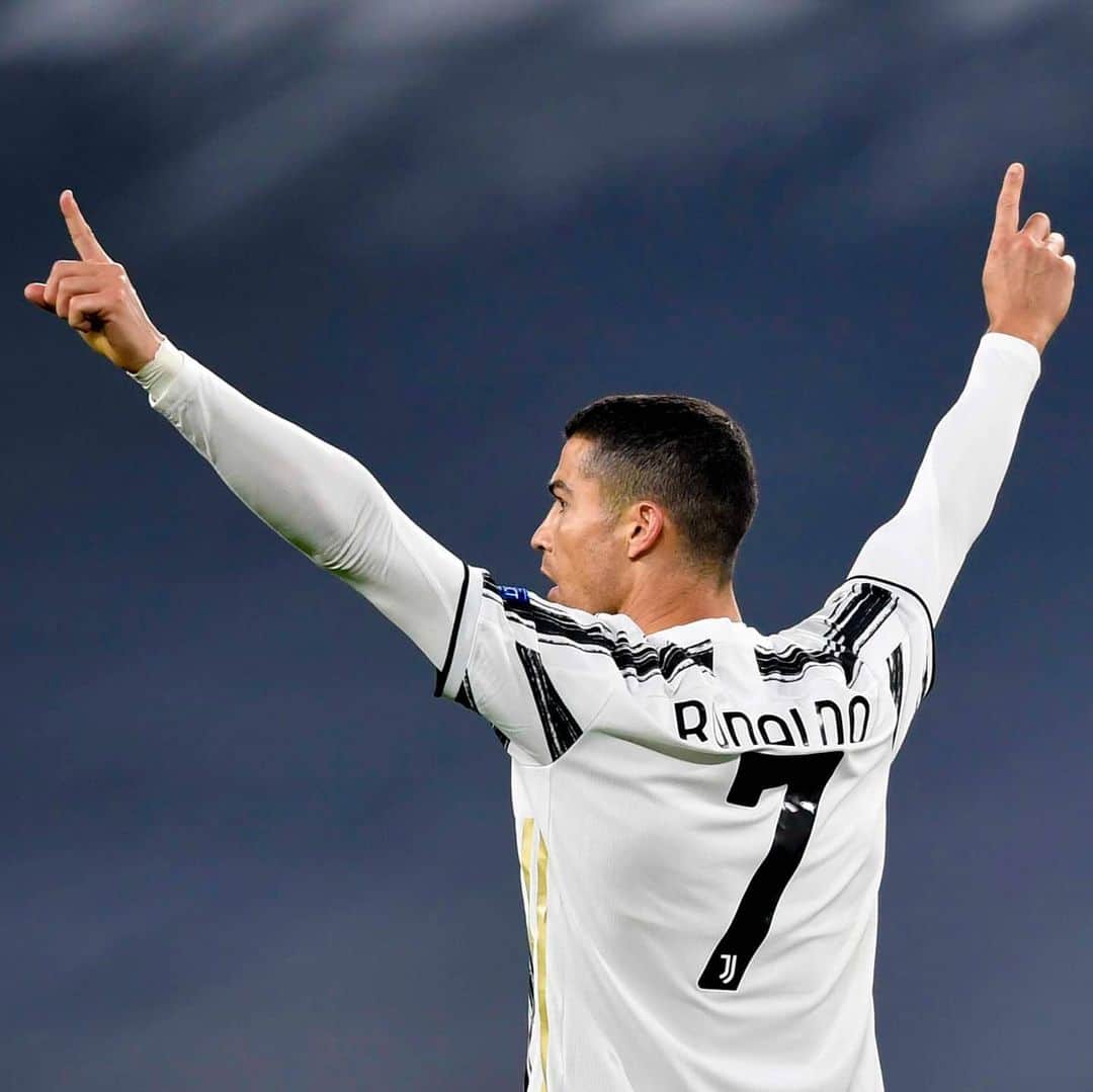 UEFAチャンピオンズリーグさんのインスタグラム写真 - (UEFAチャンピオンズリーグInstagram)「🤯 @cristiano = 64 group stage goals 🔥   #UCL #Cristiano #Ronaldo #CR7」11月25日 6時34分 - championsleague