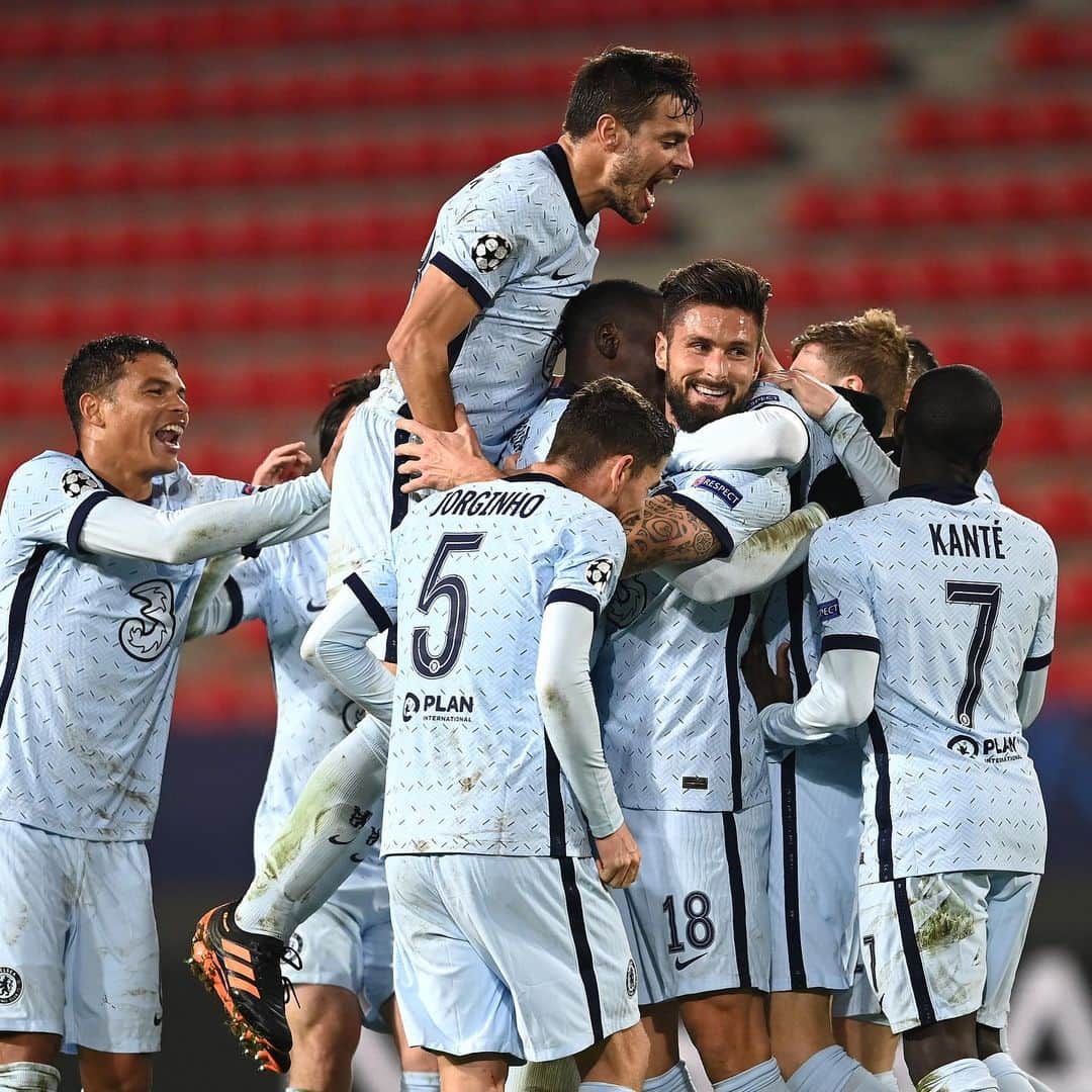 チアゴ・シルヴァのインスタグラム：「🇧🇷 Muito feliz com a classificação na noite de hoje, rumo às oitavas de final da @championsleague . Parabéns para toda a equipe, gratidão a Deus por chegarmos até aqui 🙏🏽 🇬🇧Very happy with tonight’s qualification, booked our place to the last 16 of @championsleague . Congratulations to all of the team, thank you Lord to arriving until here 🙏🏽 • • • #OhhThiagoSilva #CFC #Chelsea #ThiagoSilva #FamiliaSilva #ChelseaFC #London #LondonCalling #Londres #UnitedKingdom #England #Inglaterra #ThiagoIsBlue #WeAreBlue #ChelseaFans #BluesForever #cfcfans #chelseafootballclub #Chelseafcfans #washyourhands #lavezvouslesmains #LaveAsMaos #StopCorona #CoronaOut #StopCovid #RENCHE #RennesxChelsea  #RoazhonPark」