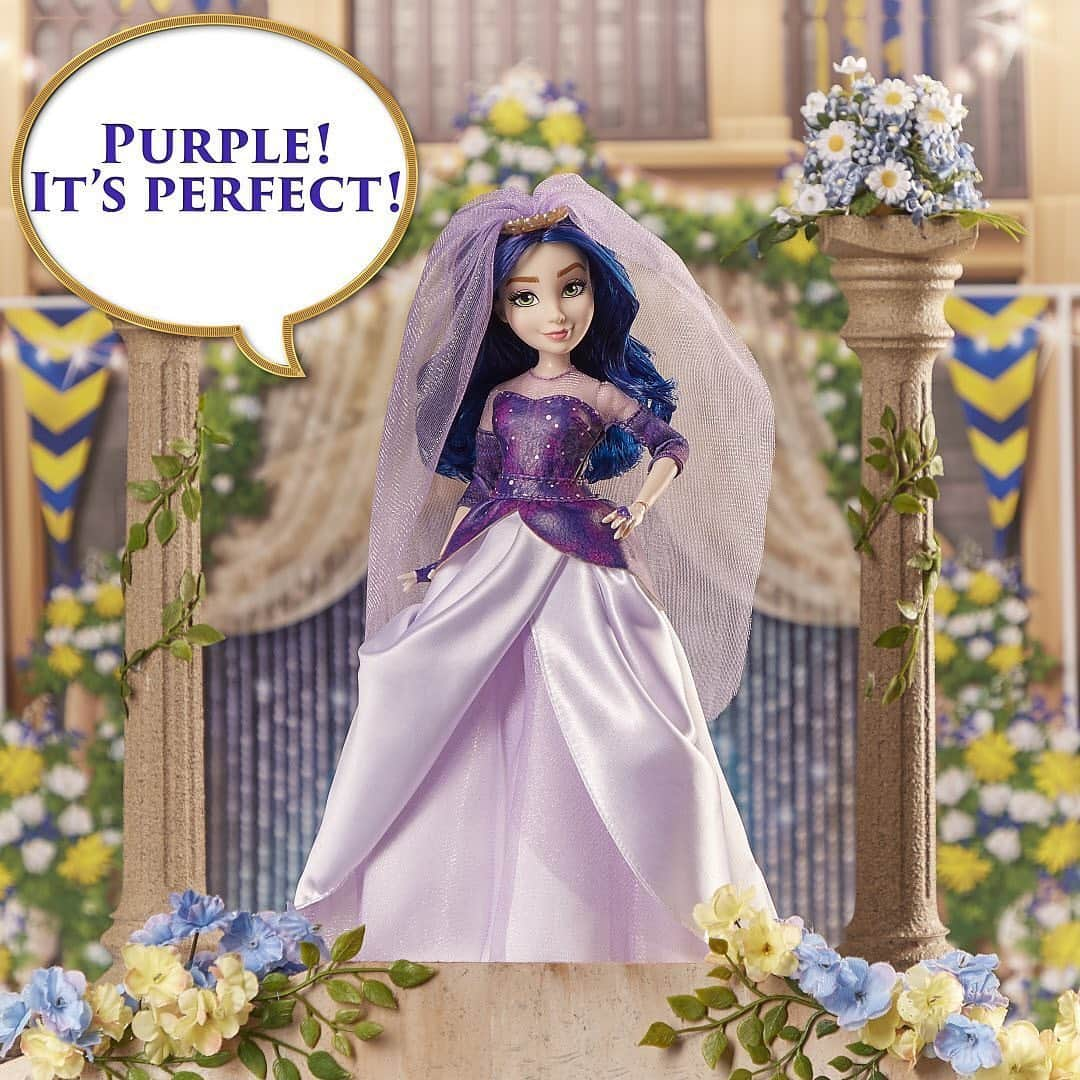 Hasbroさんのインスタグラム写真 - (HasbroInstagram)「#Repost @disneydescendants: It's Evie's first time seeing Mal in her wedding dress! Swipe ➡️ to see the full conversation... there may even be a special imaginary guest 🤴」11月25日 6時36分 - hasbro