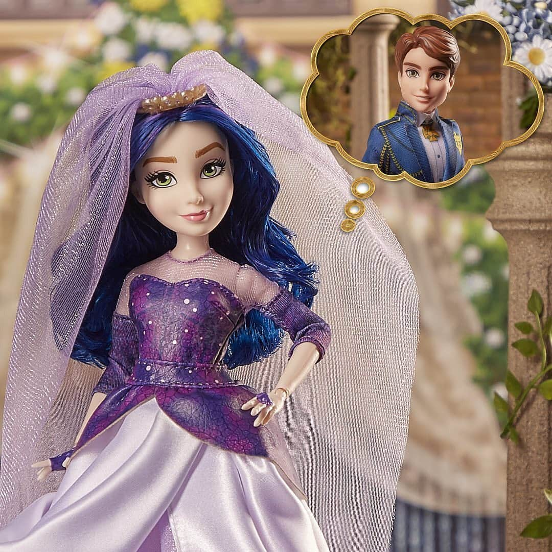 Hasbroさんのインスタグラム写真 - (HasbroInstagram)「#Repost @disneydescendants: It's Evie's first time seeing Mal in her wedding dress! Swipe ➡️ to see the full conversation... there may even be a special imaginary guest 🤴」11月25日 6時36分 - hasbro