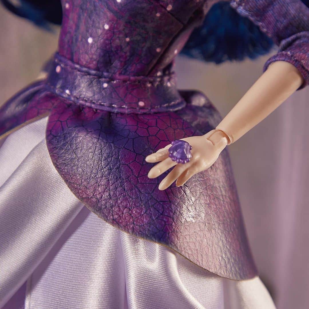Hasbroさんのインスタグラム写真 - (HasbroInstagram)「#Repost @disneydescendants: It's Evie's first time seeing Mal in her wedding dress! Swipe ➡️ to see the full conversation... there may even be a special imaginary guest 🤴」11月25日 6時36分 - hasbro