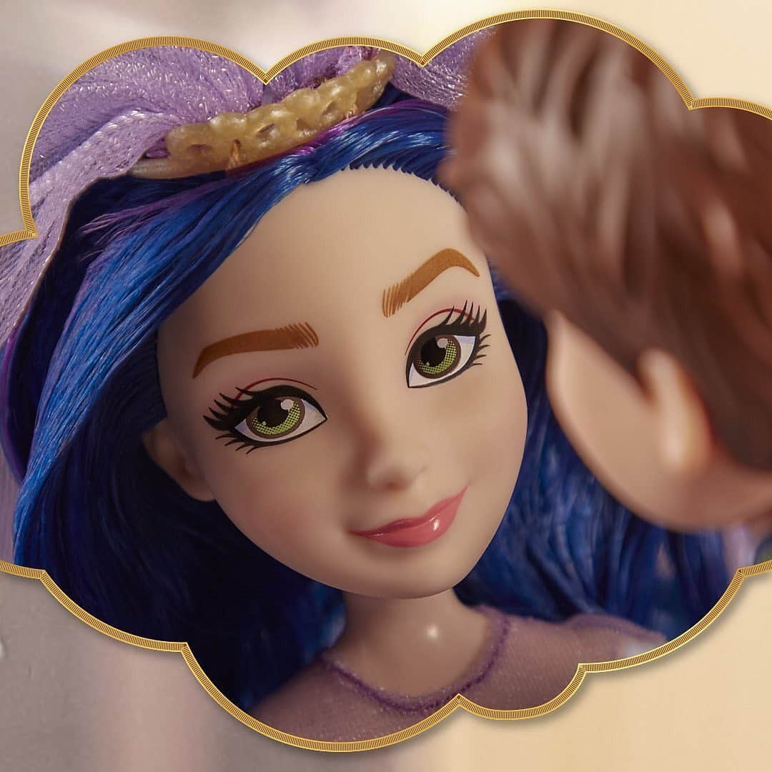 Hasbroさんのインスタグラム写真 - (HasbroInstagram)「#Repost @disneydescendants: It's Evie's first time seeing Mal in her wedding dress! Swipe ➡️ to see the full conversation... there may even be a special imaginary guest 🤴」11月25日 6時36分 - hasbro