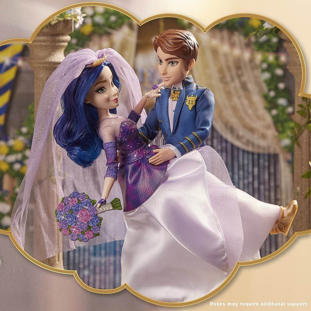 Hasbroさんのインスタグラム写真 - (HasbroInstagram)「#Repost @disneydescendants: It's Evie's first time seeing Mal in her wedding dress! Swipe ➡️ to see the full conversation... there may even be a special imaginary guest 🤴」11月25日 6時36分 - hasbro