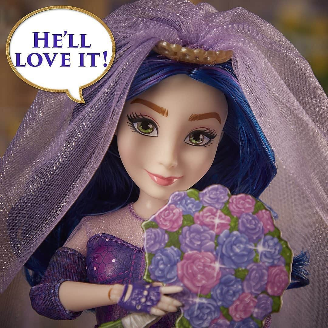 Hasbroさんのインスタグラム写真 - (HasbroInstagram)「#Repost @disneydescendants: It's Evie's first time seeing Mal in her wedding dress! Swipe ➡️ to see the full conversation... there may even be a special imaginary guest 🤴」11月25日 6時36分 - hasbro