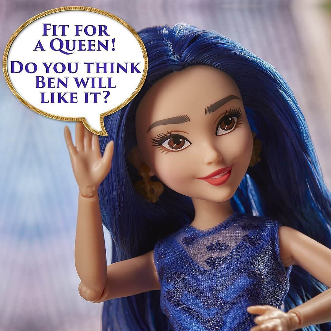 Hasbroさんのインスタグラム写真 - (HasbroInstagram)「#Repost @disneydescendants: It's Evie's first time seeing Mal in her wedding dress! Swipe ➡️ to see the full conversation... there may even be a special imaginary guest 🤴」11月25日 6時36分 - hasbro