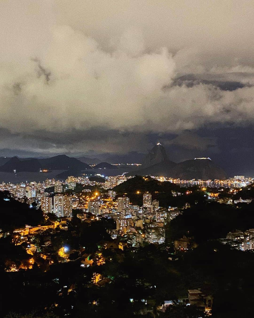 Garotas Estupidasさんのインスタグラム写真 - (Garotas EstupidasInstagram)「As luzes da cidade ❤️ #rio #shotoniphone」11月25日 6時44分 - camilacoutinho