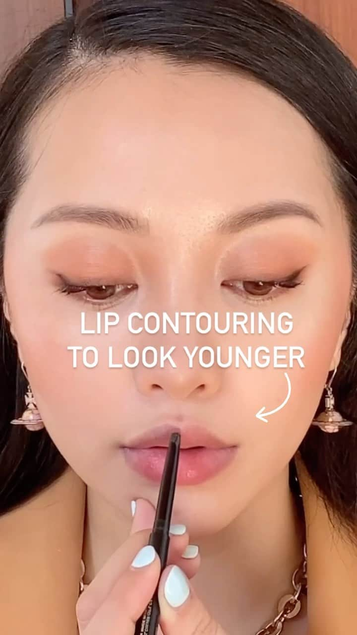 ミシェル・ファンのインスタグラム：「My essential beauty routine. I contour my lips like I fill in my brows. I noticed my top lip is losing volume due to age. To recreate youthful looking lips, overdraw only the top lip line using a liner that matches your natural lips. Afterwards, top it off with a lip treatment to fill in any lines. I used EM Soft Blur lip liner in Teddy and Venetian Rose Lip Cushion. @emcosmetics #emcosmetics」