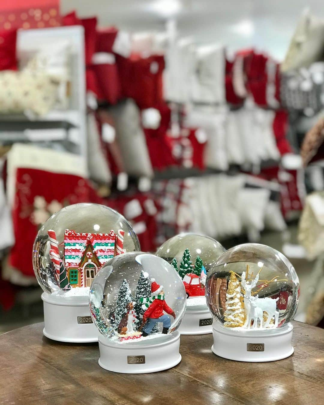 HomeGoodsさんのインスタグラム写真 - (HomeGoodsInstagram)「Once again this holiday season, we’ve partnered with @stjude to help families fight childhood cancer. Purchase one of our four limited edition snow globes at your local HomeGoods and 50% of the proceeds will benefit St. Jude Children’s Research Hospital. . . . Quantities limited. Participating stores only. Sold through December 31, 2020.」11月25日 6時59分 - homegoods